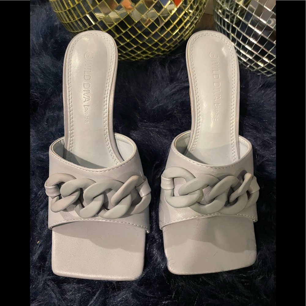Light gray / blue wild diva heels sz 7